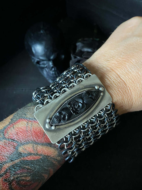 Brazalete Malla Elastica Base Skull and Roses